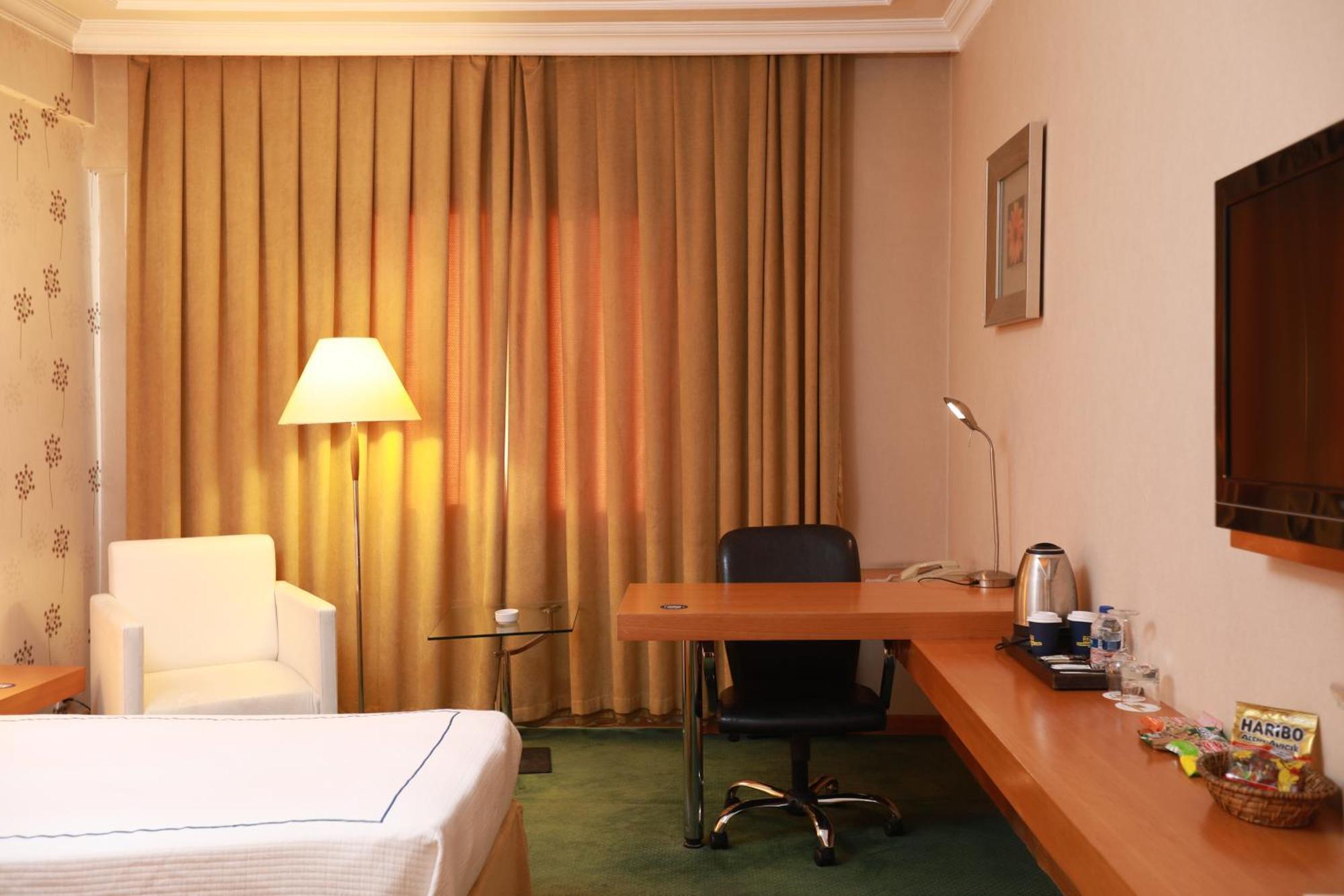 Anemon Grand Manisa Otel מראה חיצוני תמונה
