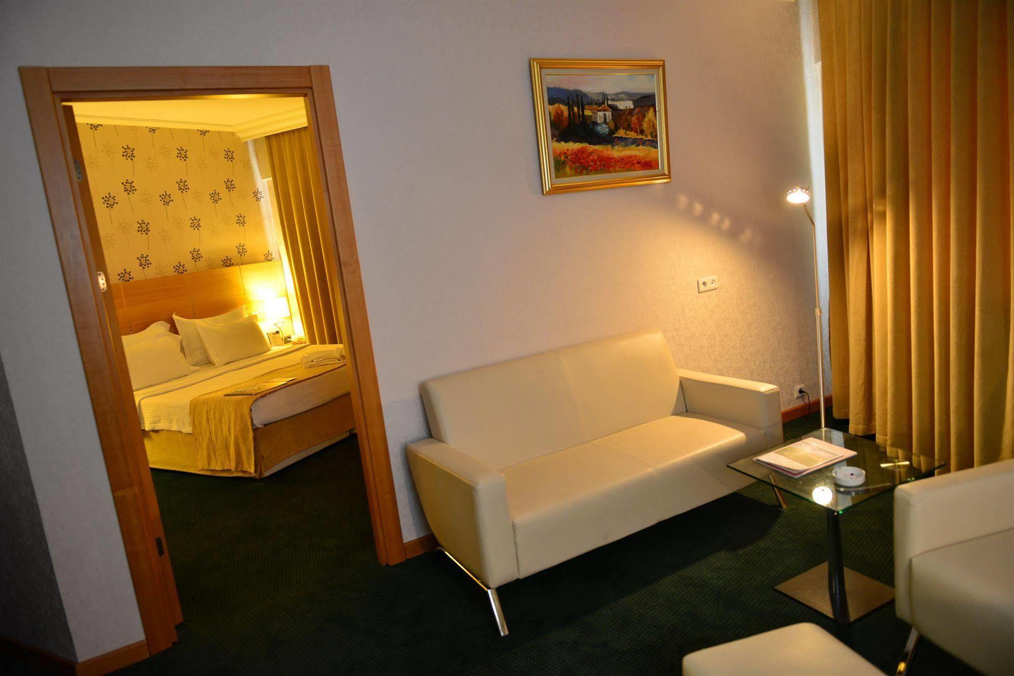 Anemon Grand Manisa Otel מראה חיצוני תמונה