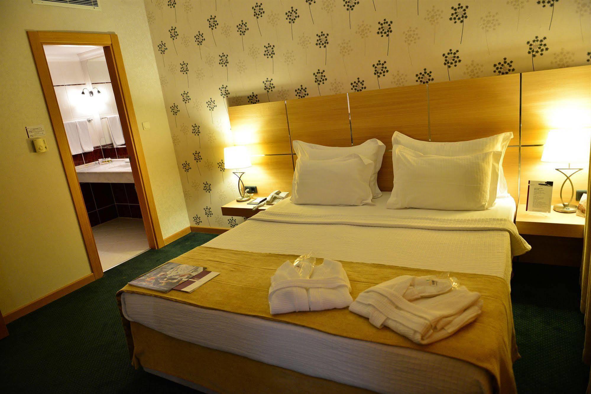 Anemon Grand Manisa Otel מראה חיצוני תמונה