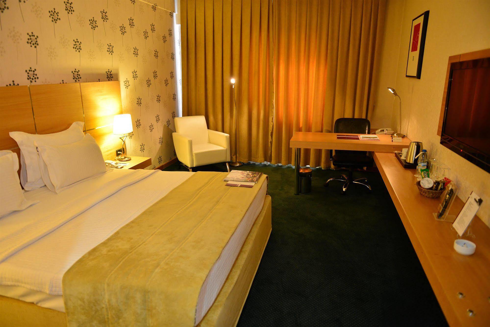Anemon Grand Manisa Otel מראה חיצוני תמונה